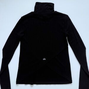 Alo Black Mock-Neck Pull-Over